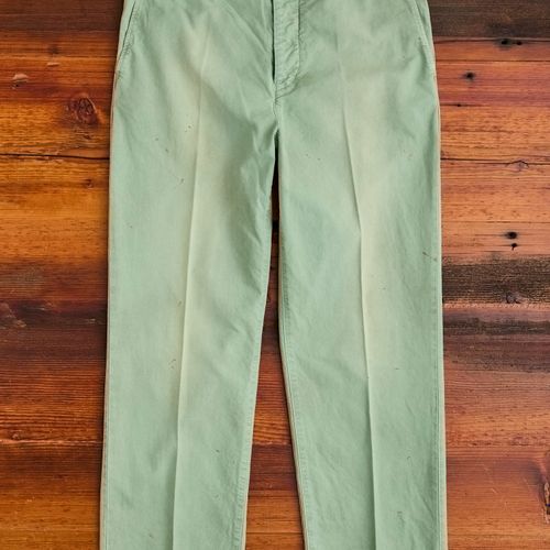 Damaged Field Chino Pants in Green